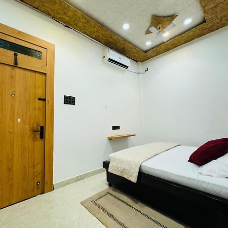 Aura Homestay Varanasi Exteriör bild