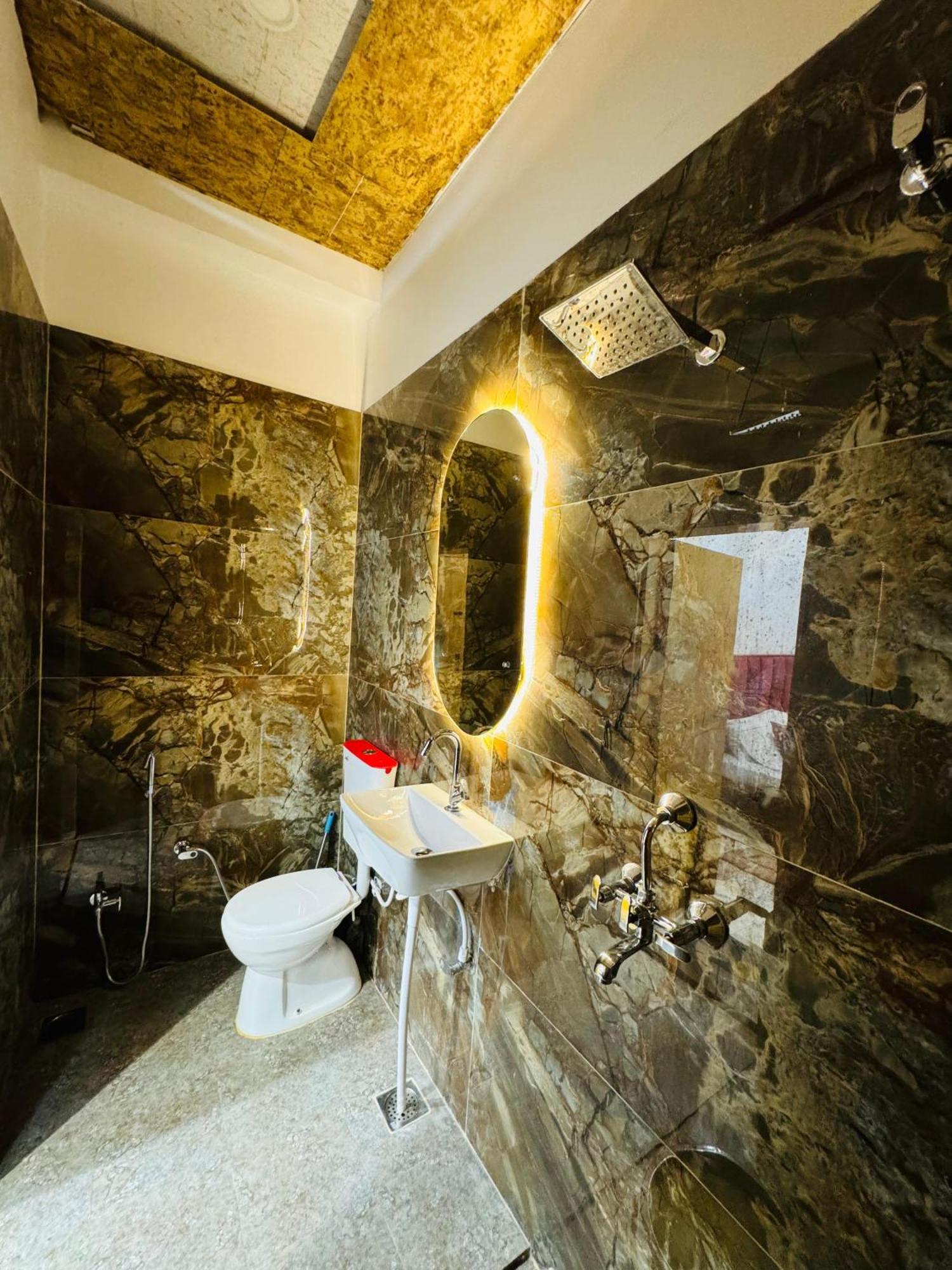 Aura Homestay Varanasi Exteriör bild